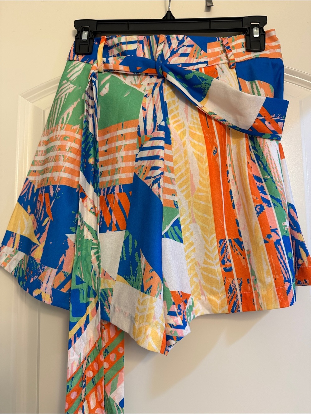 Abstract Tropical Print Short- Multicolor - Picture 3 of 3